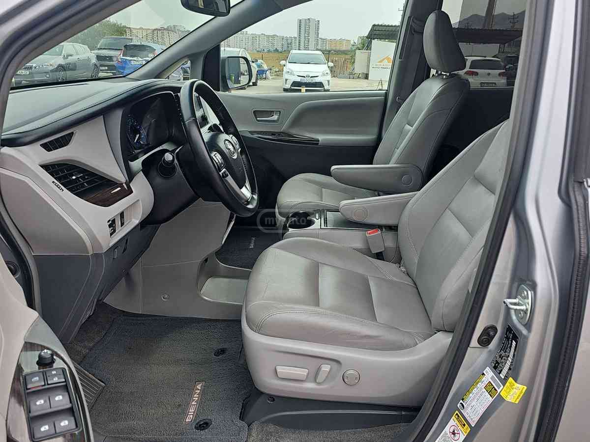 Toyota Sienna 2015 — photo 2