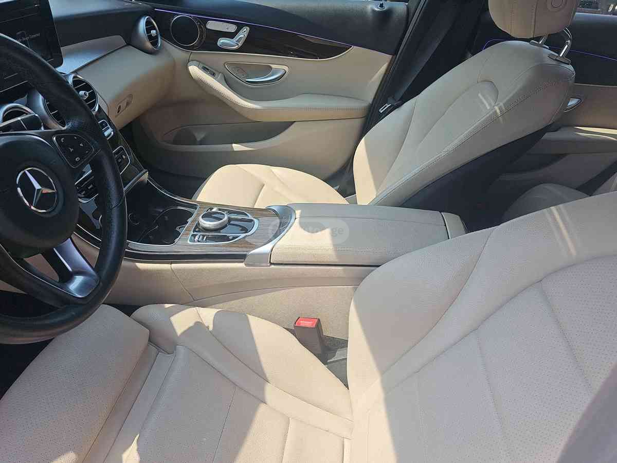 Mercedes-Benz C 300 2018 — photo 2