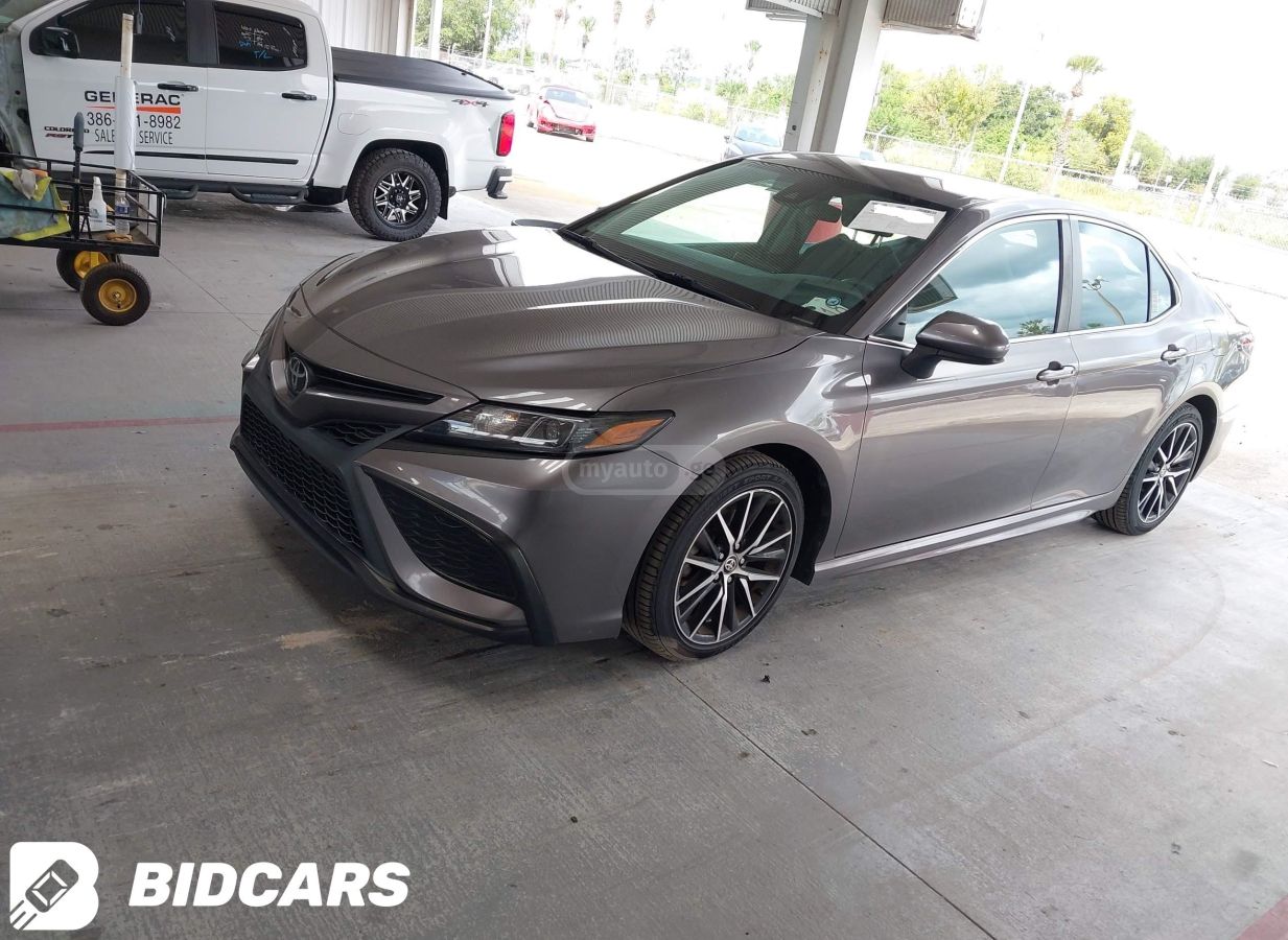 Toyota Camry 2021 — photo 2