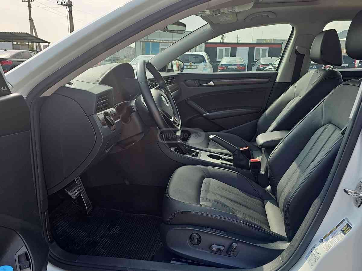 Volkswagen Passat 2020 — photo 2