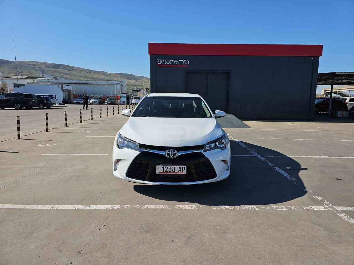 Toyota Camry 2017 — photo 2