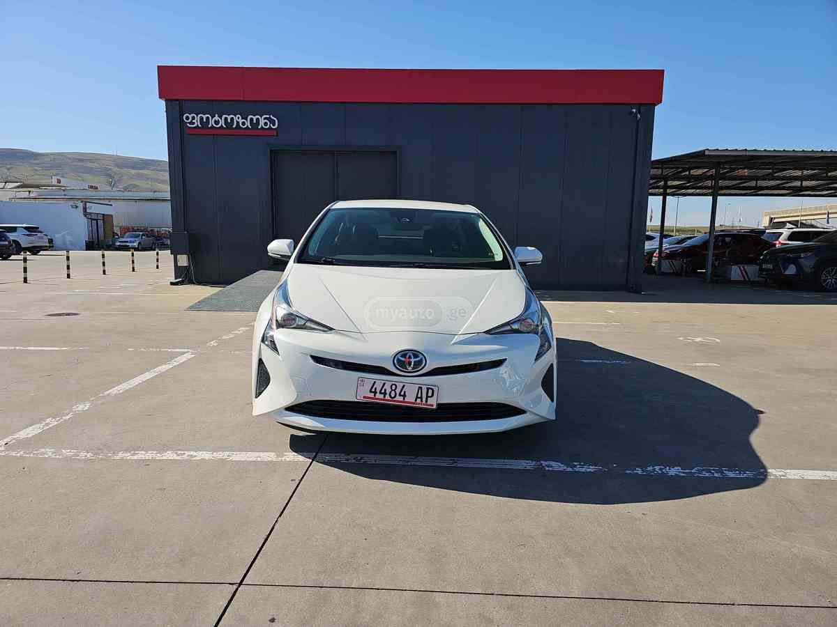 Toyota Prius 2017 — photo 2