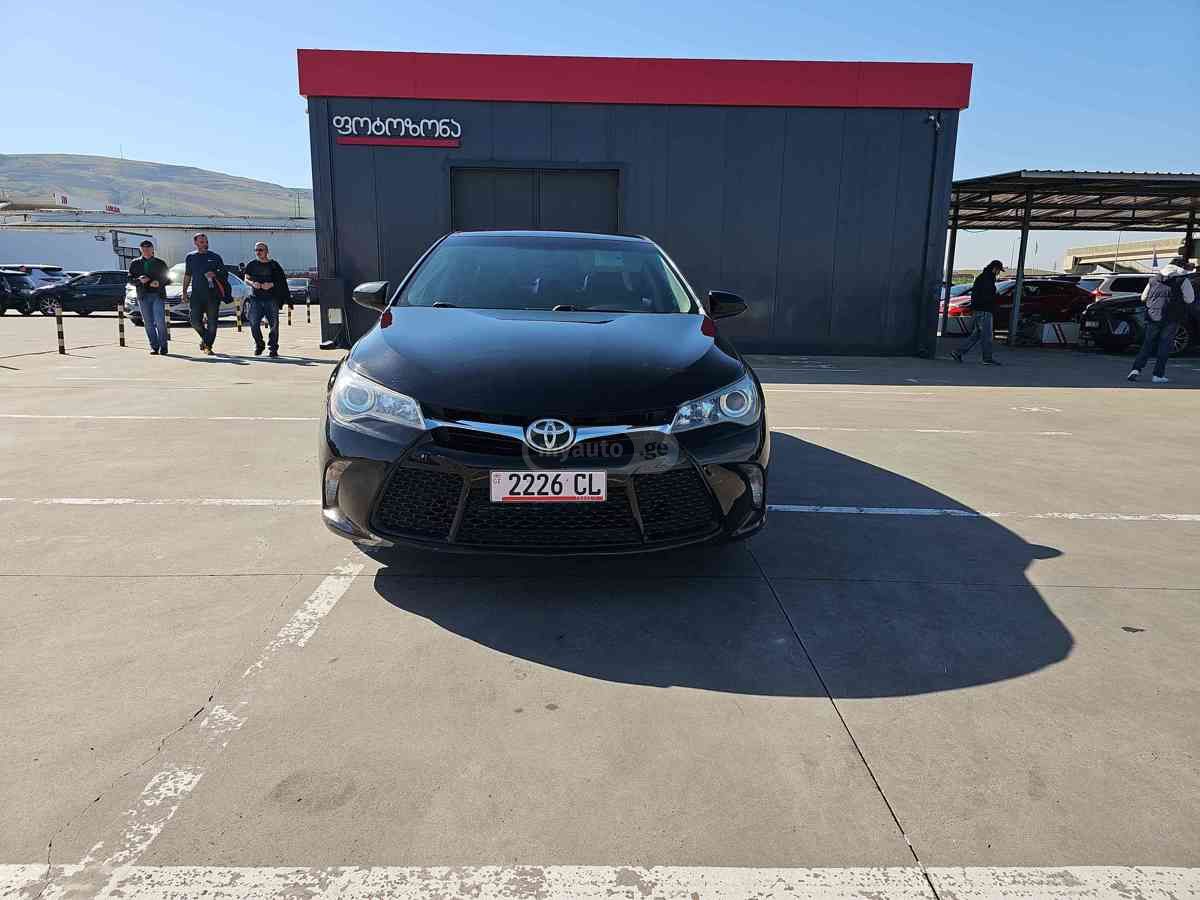 Toyota Camry 2017 — photo 2