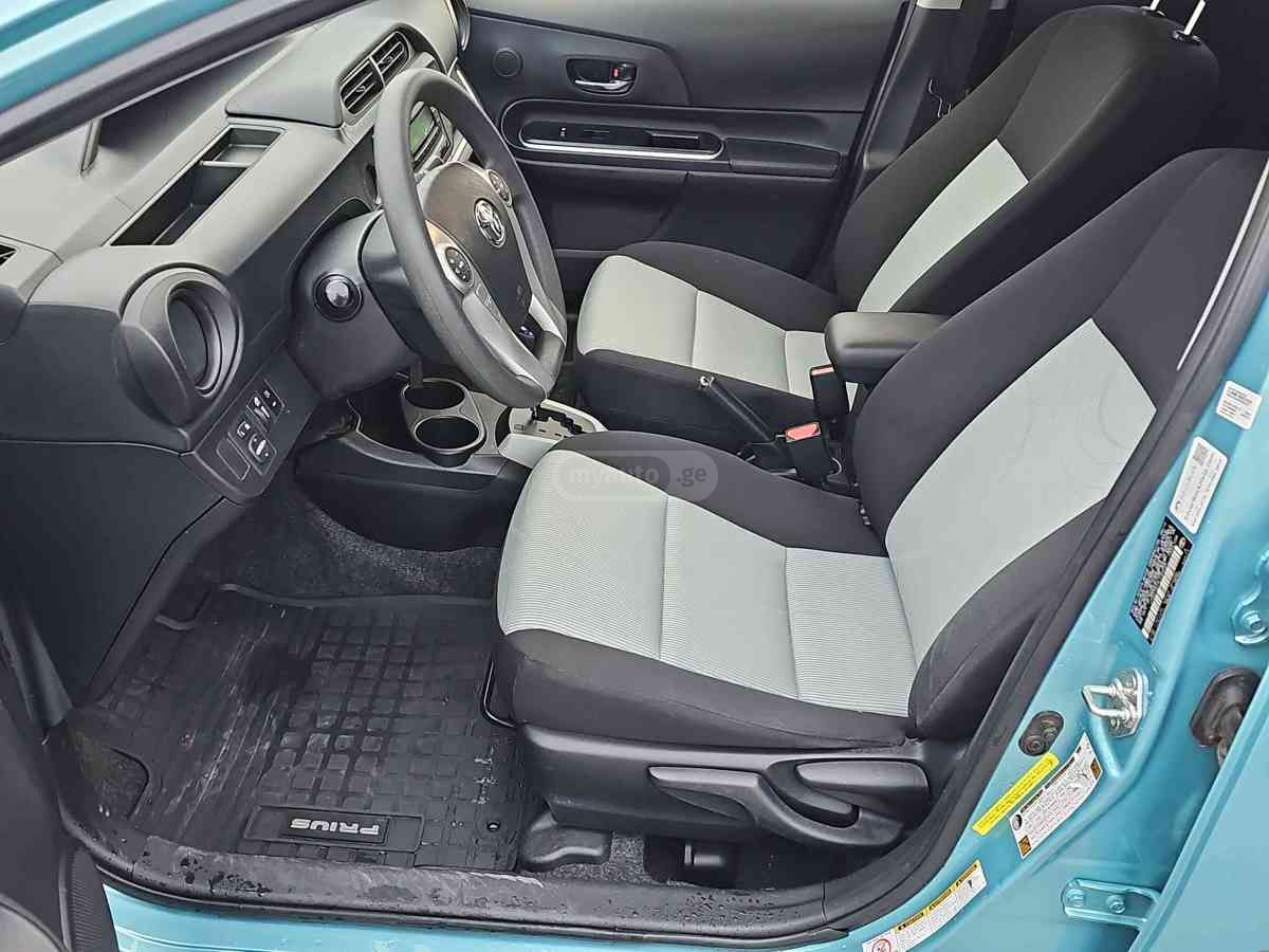 Toyota Prius C 2014 — photo 2