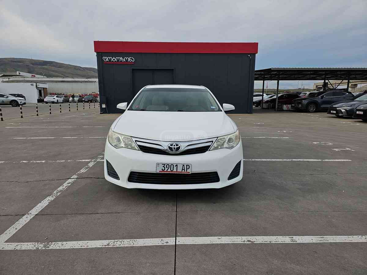 Toyota Camry 2015 — photo 2
