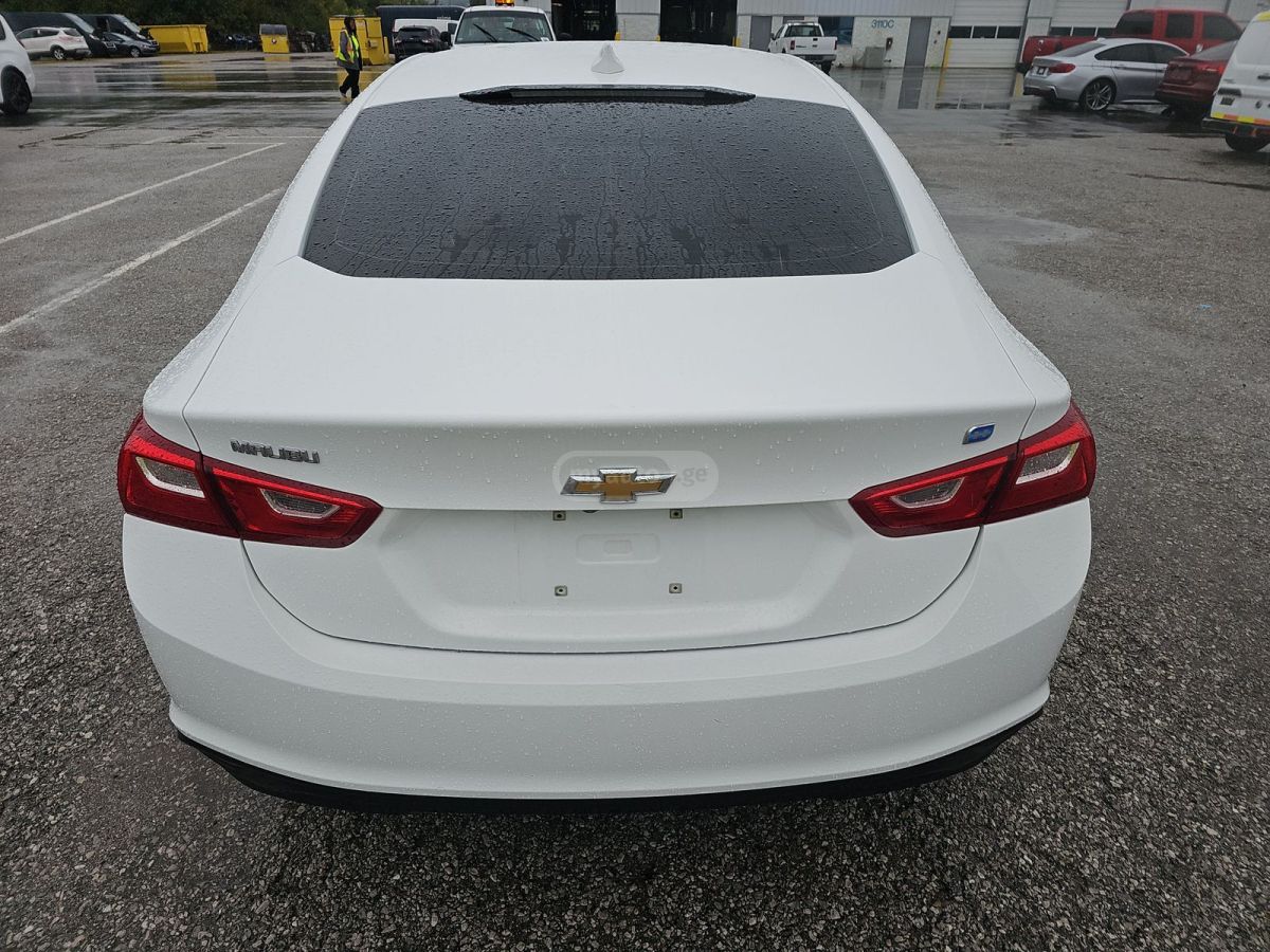 Chevrolet Malibu 2017 — photo 2