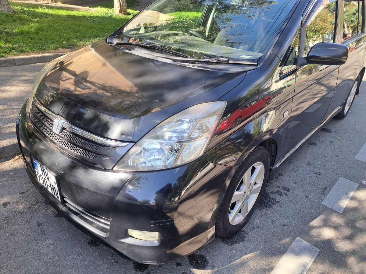 Toyota Isis 2005 — photo 2
