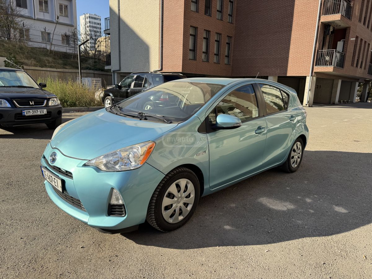 Toyota Prius C 2014 — photo 2