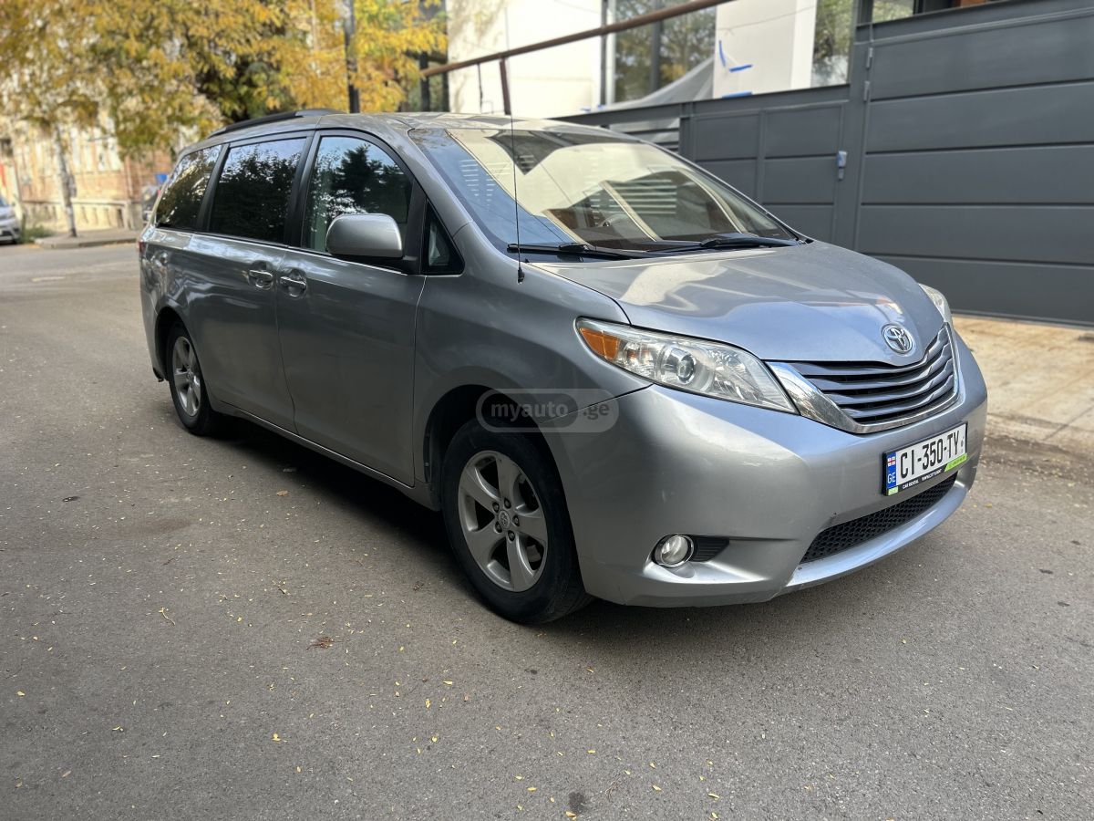 Toyota Sienna 2012 — photo 2