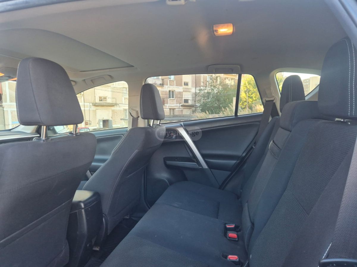Toyota RAV4 2017 — photo 2