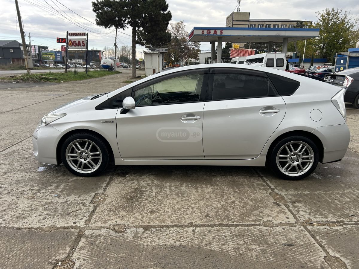 Toyota Prius 2015 — photo 2