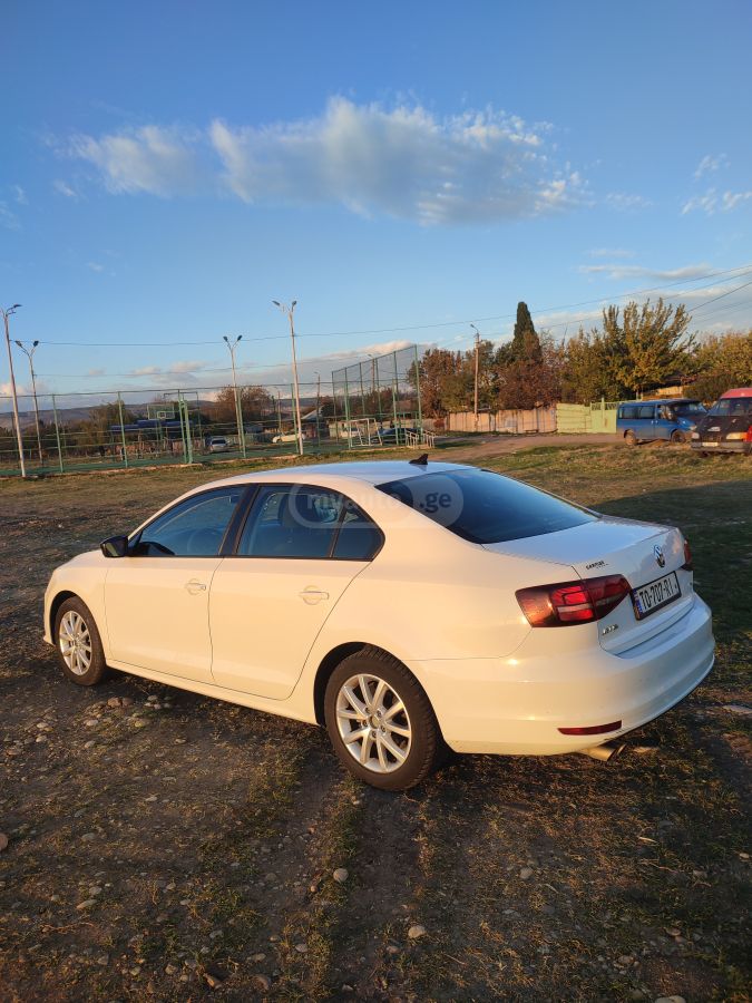 Volkswagen Jetta 2015 — photo 2