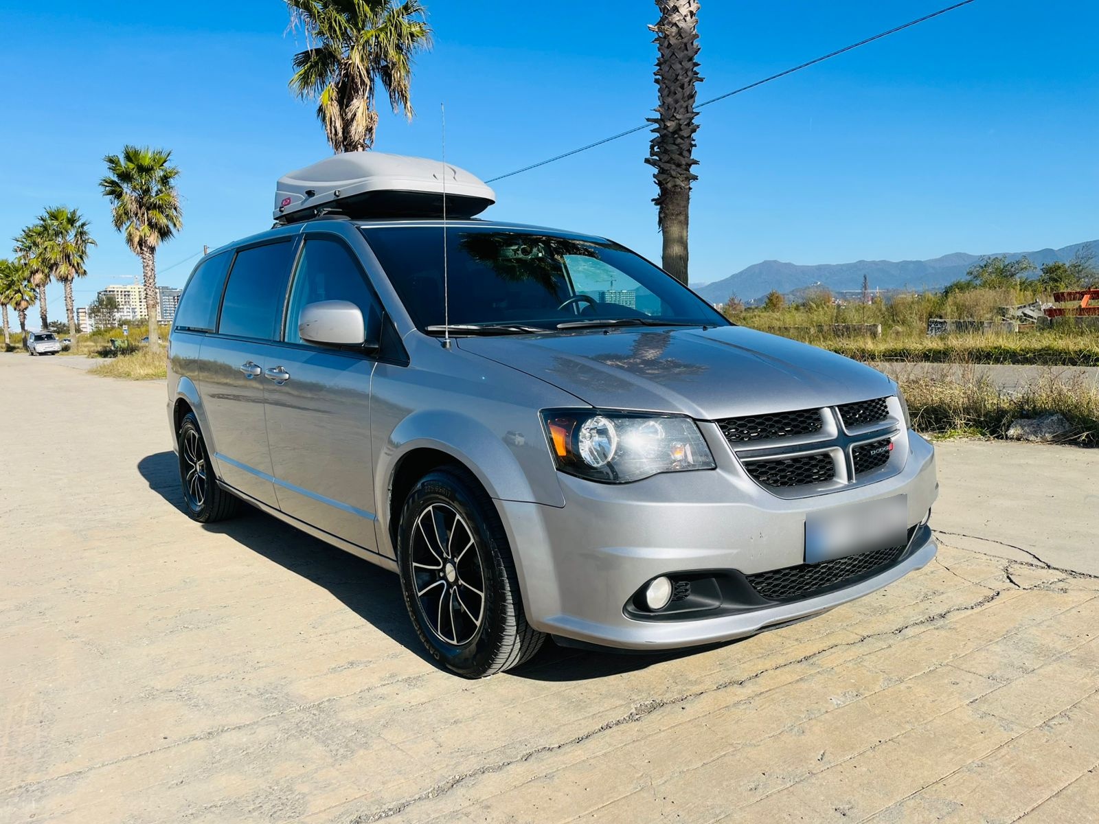 Dodge Caravan 2018 — photo 2