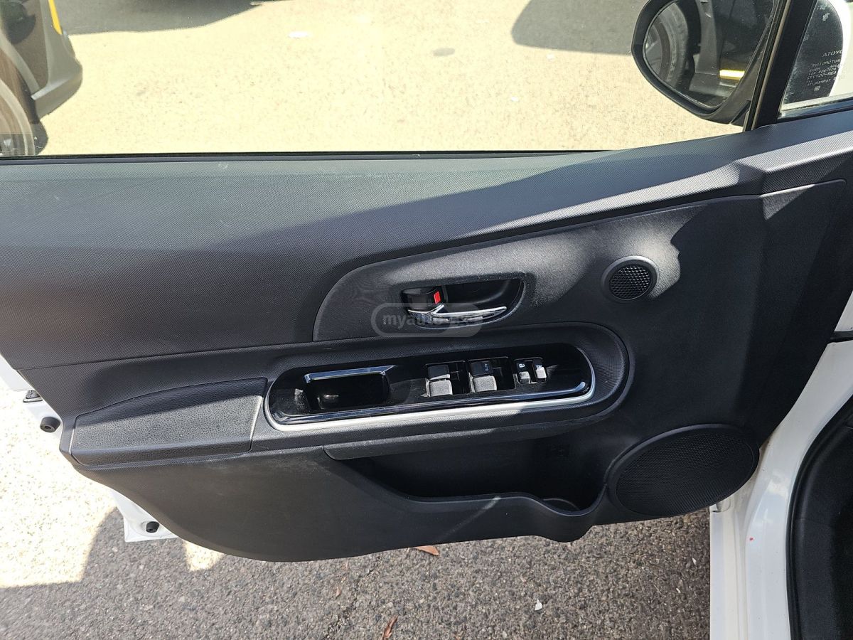 Toyota Prius C 2015 — photo 2