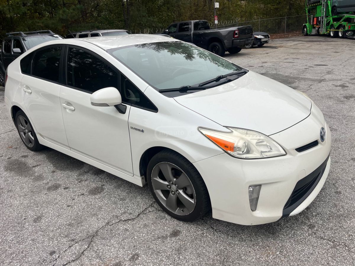 Toyota Prius 2015 — photo 2