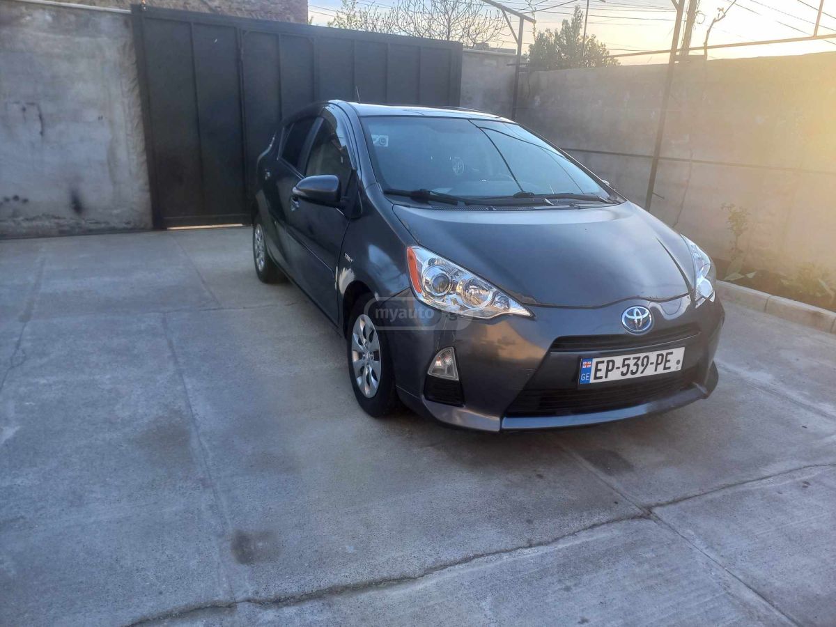 Toyota Prius C 2012 — photo 2
