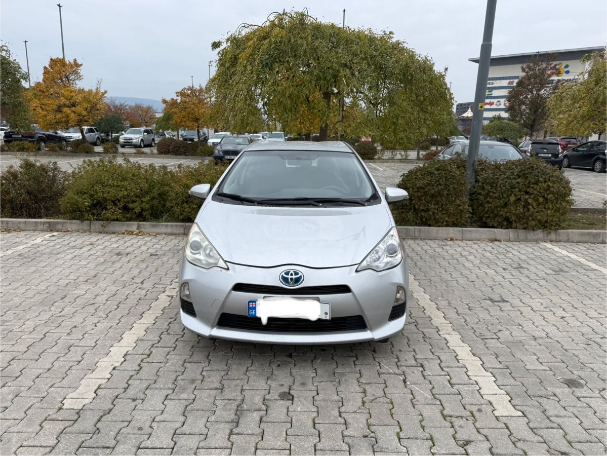Toyota Prius C 2013 — photo 2