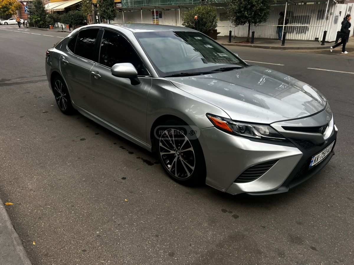 Toyota Camry 2017 — photo 2