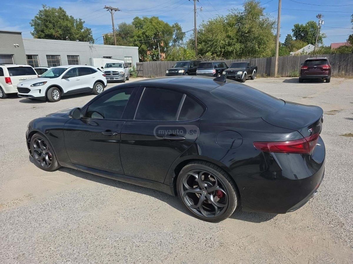 Alfa Romeo Giulia 2018 — photo 2