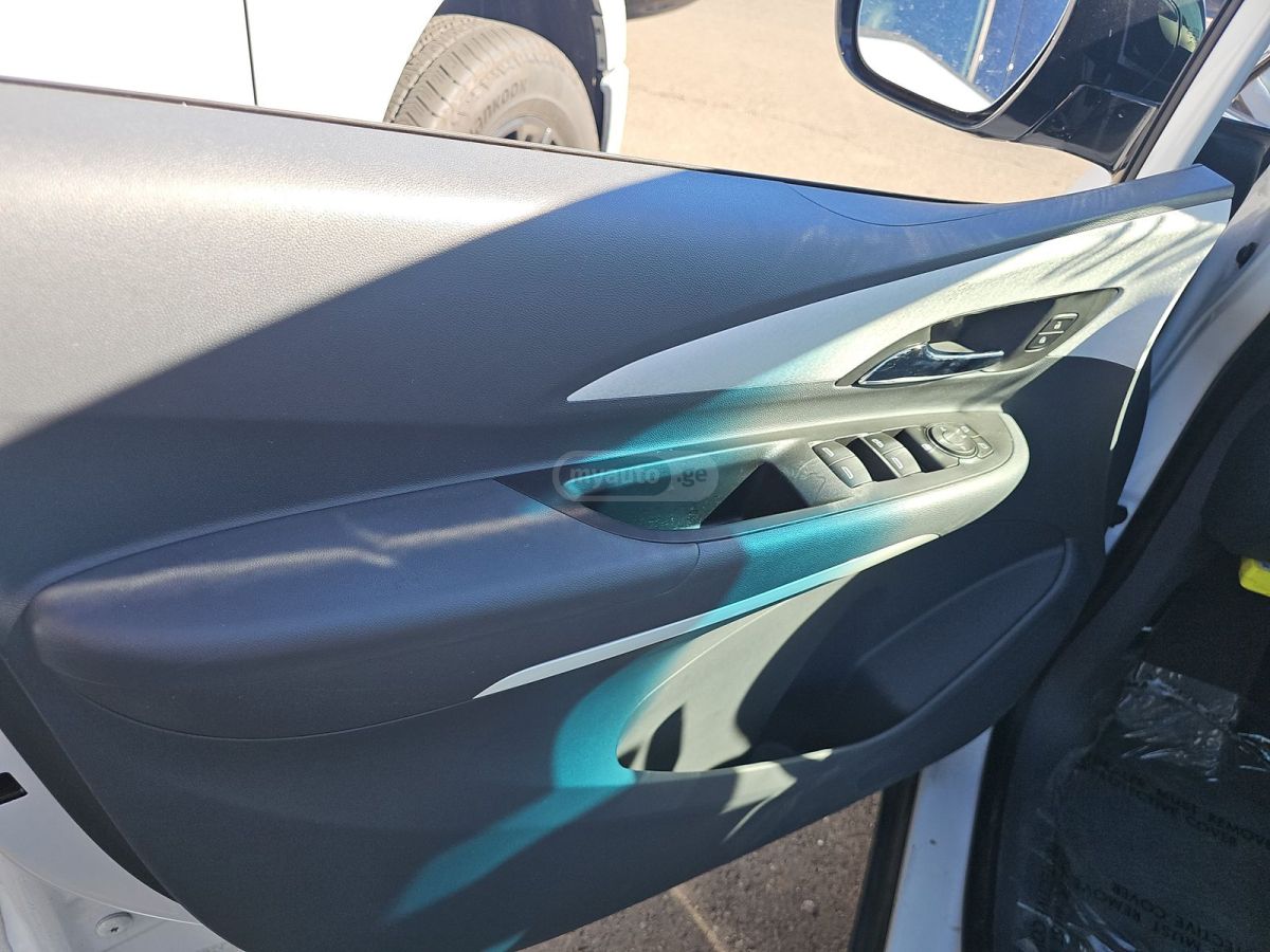 Chevrolet Bolt EV 2020 — photo 2
