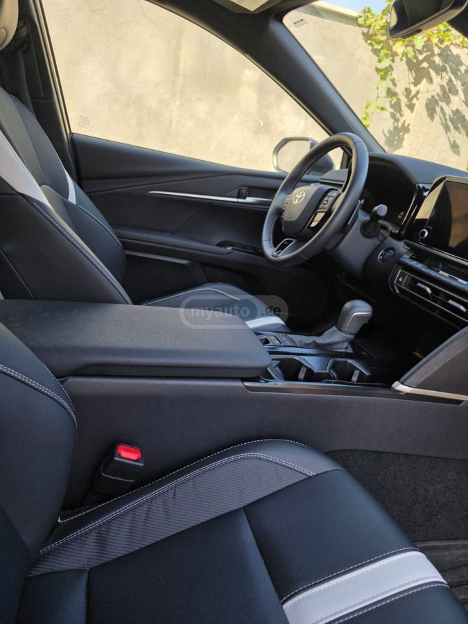 Toyota Camry 2024 — photo 2