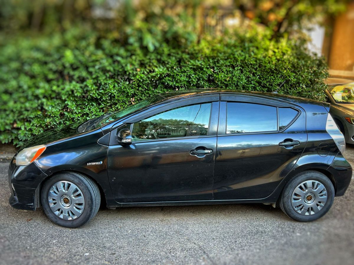 Toyota Prius C 2013 — photo 2