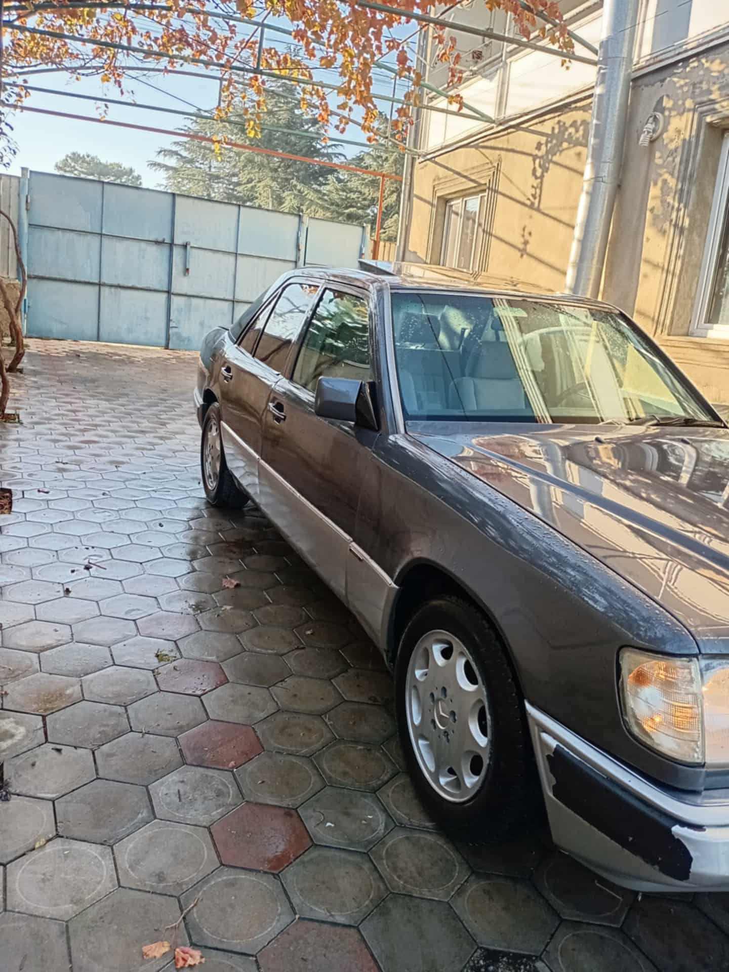 Mercedes-Benz E 220 1994 — photo 2