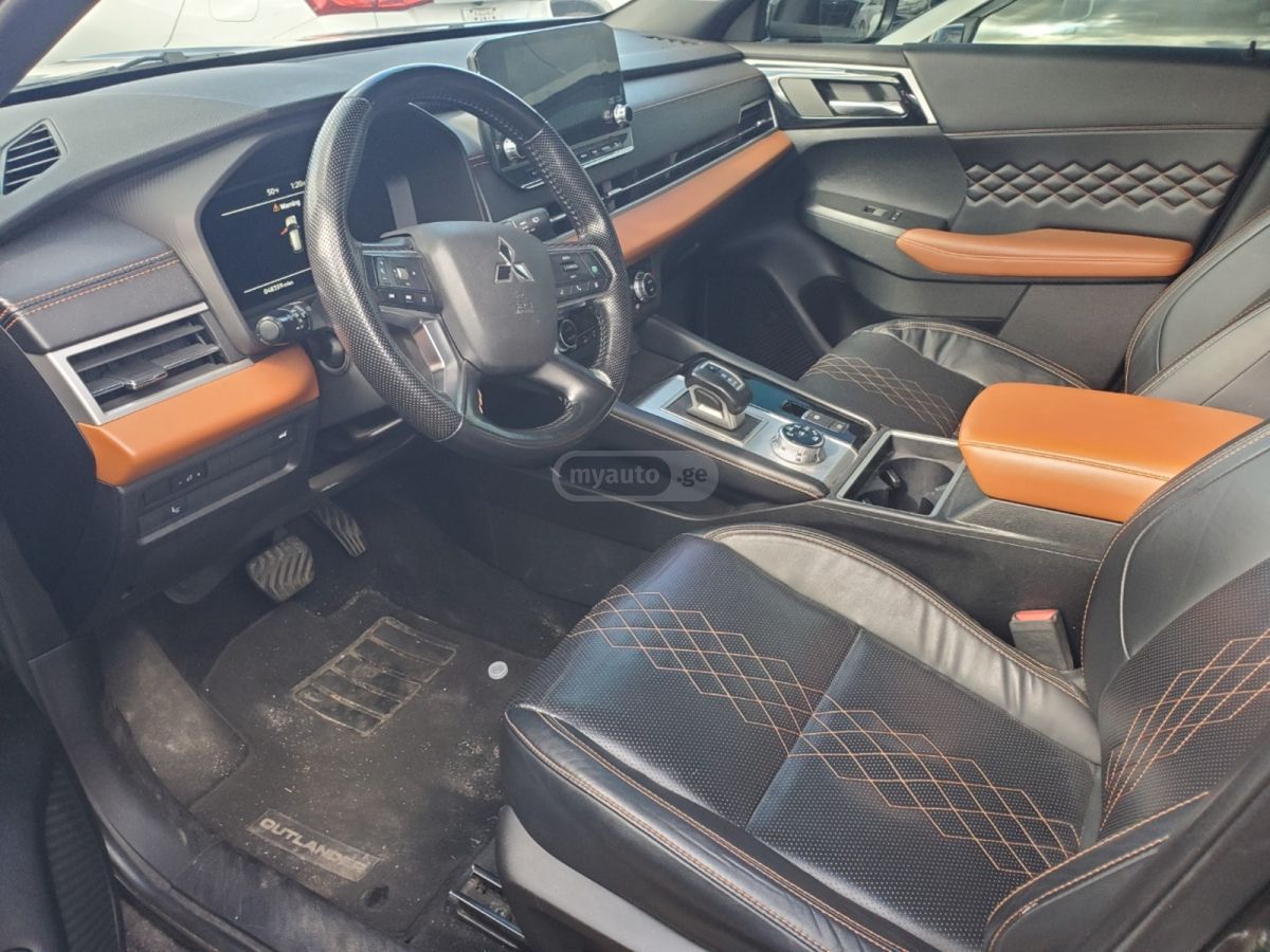 Mitsubishi Outlander 2022 — photo 2