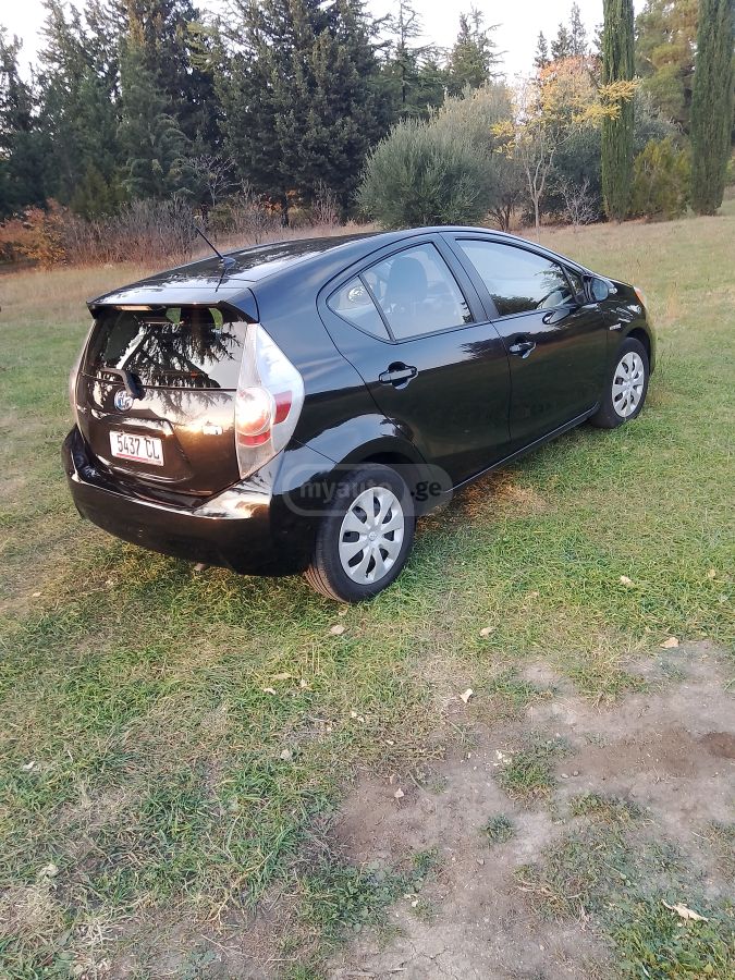 Toyota Prius C 2013 — photo 2