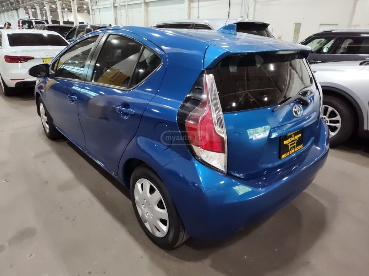 Toyota Prius C 2016 — photo 2