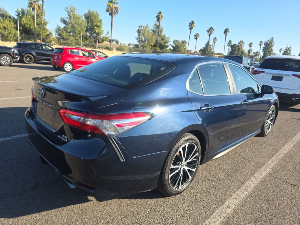 Toyota Camry 2018 — photo 2