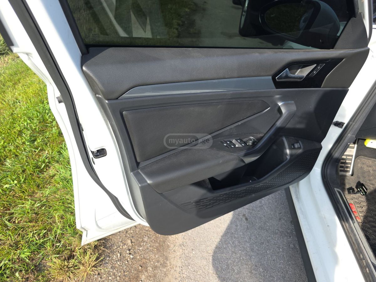 Volkswagen Jetta 2019 — photo 2