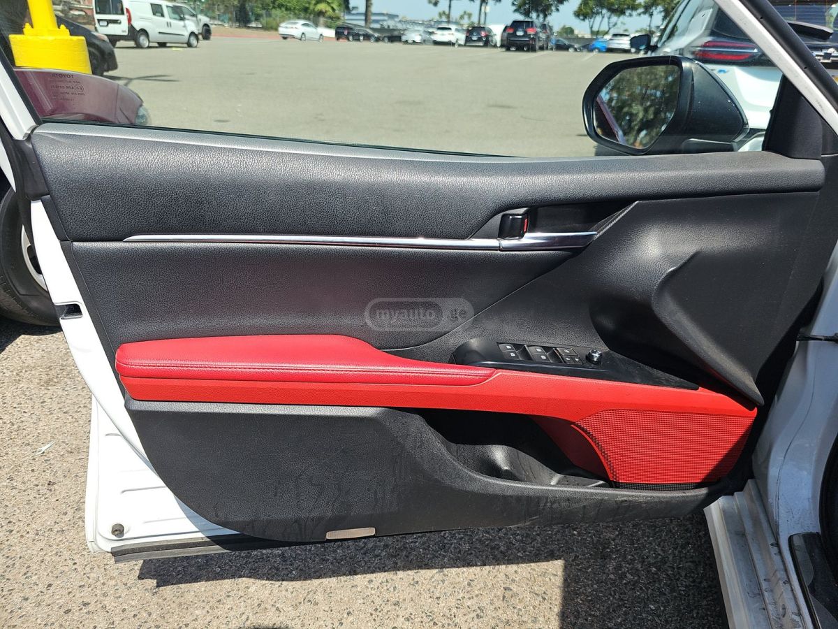 Toyota Camry 2020 — photo 2