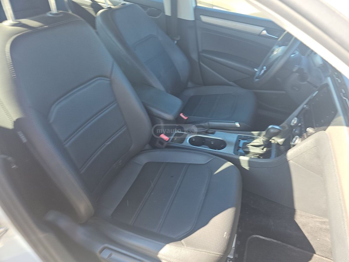 Volkswagen Passat 2021 — photo 2