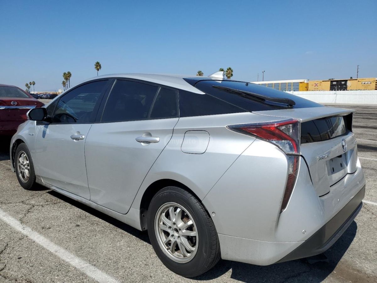 Toyota Prius 2017 — photo 2