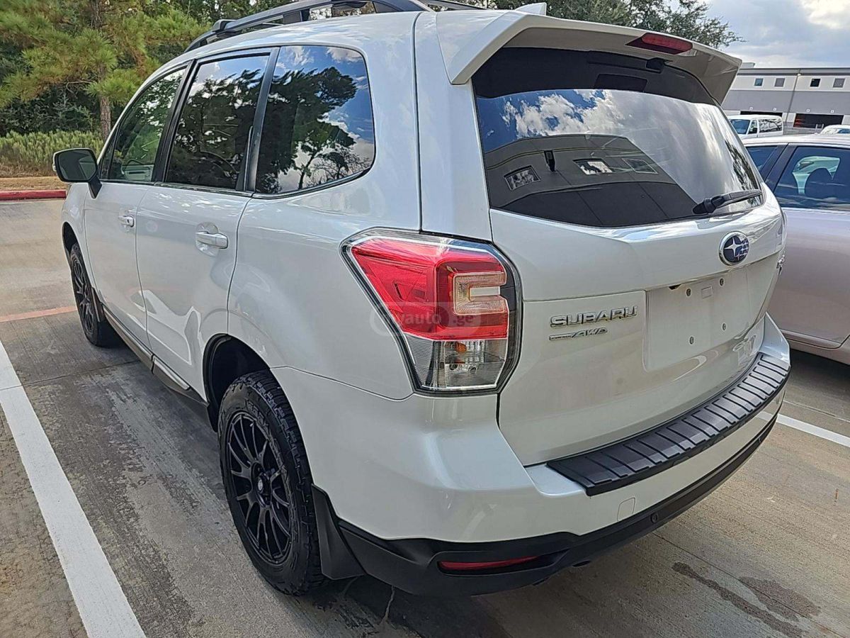 Subaru Forester 2017 — photo 2