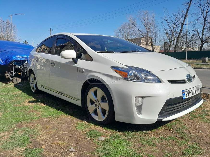 Toyota Prius 2015 — photo 2