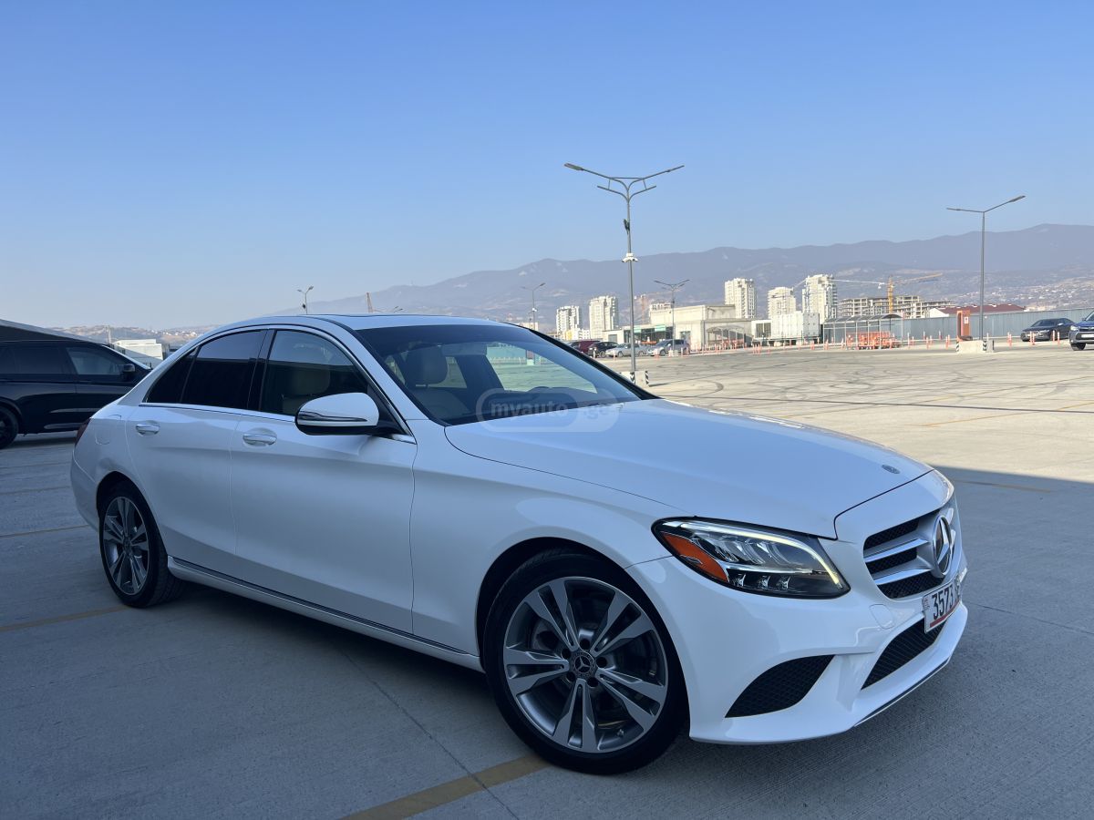 Mercedes-Benz C 300 2018 — photo 2