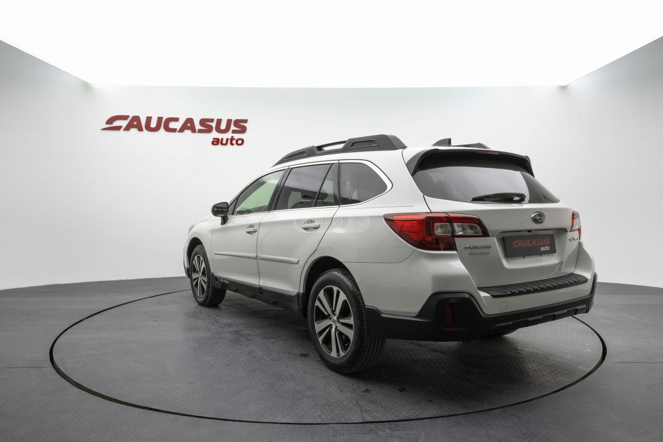 Subaru Outback 2018 — photo 2