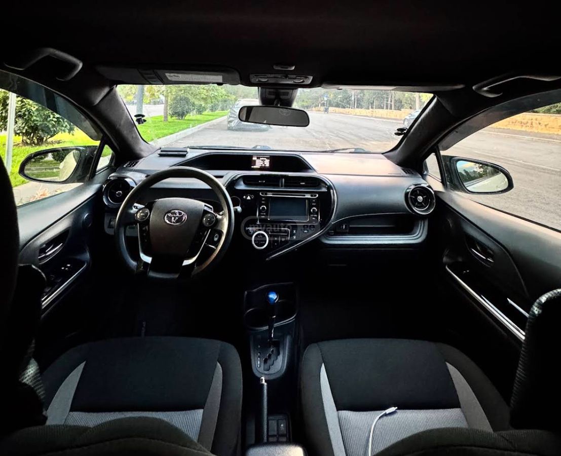 Toyota Prius C 2018 — photo 2