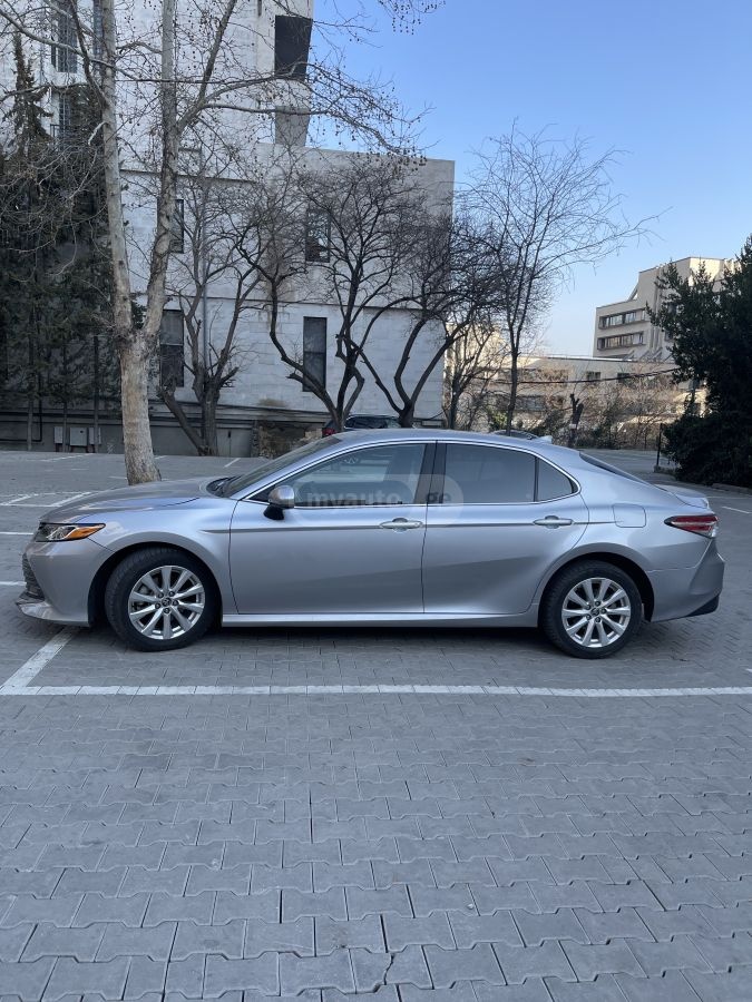 Toyota Camry 2020 — photo 2