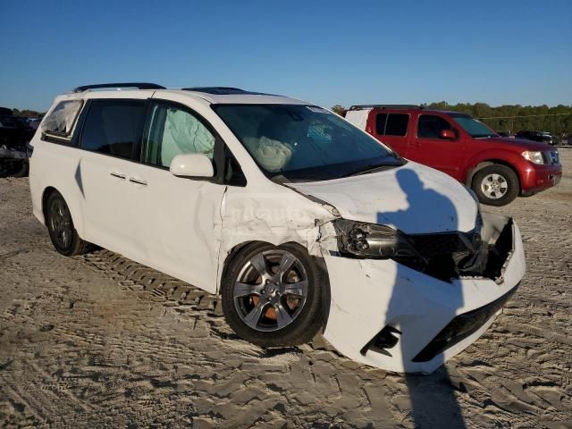 Toyota Sienna 2018 — photo 2