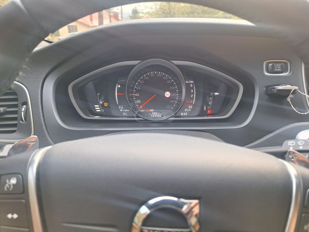 Volvo V40 2018 — photo 2