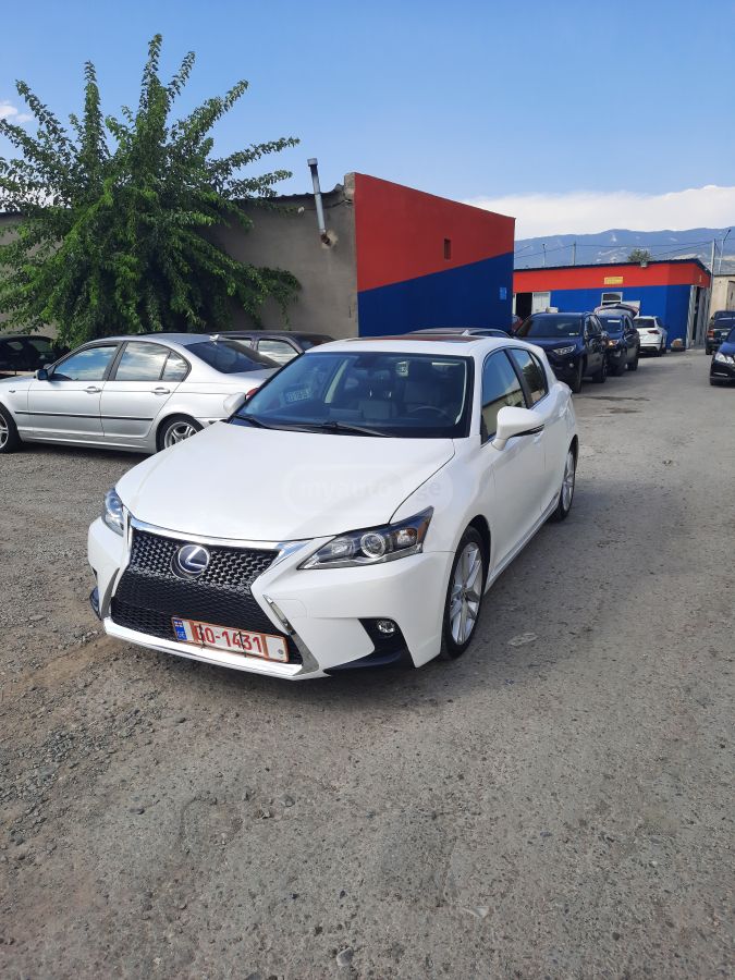 Lexus CT 200 h 2017 — photo 2
