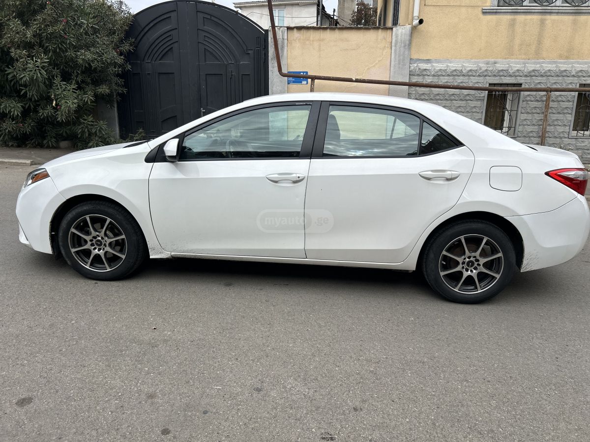 Toyota Corolla 2015 — photo 2