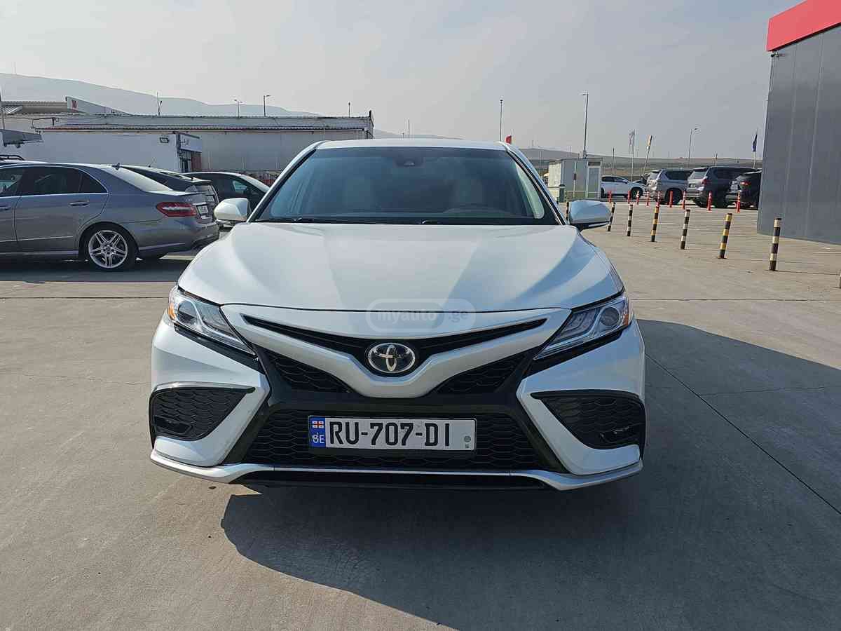 Toyota Camry 2021 — photo 2