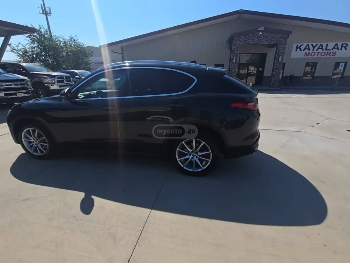 Alfa Romeo Stelvio 2018 — photo 2