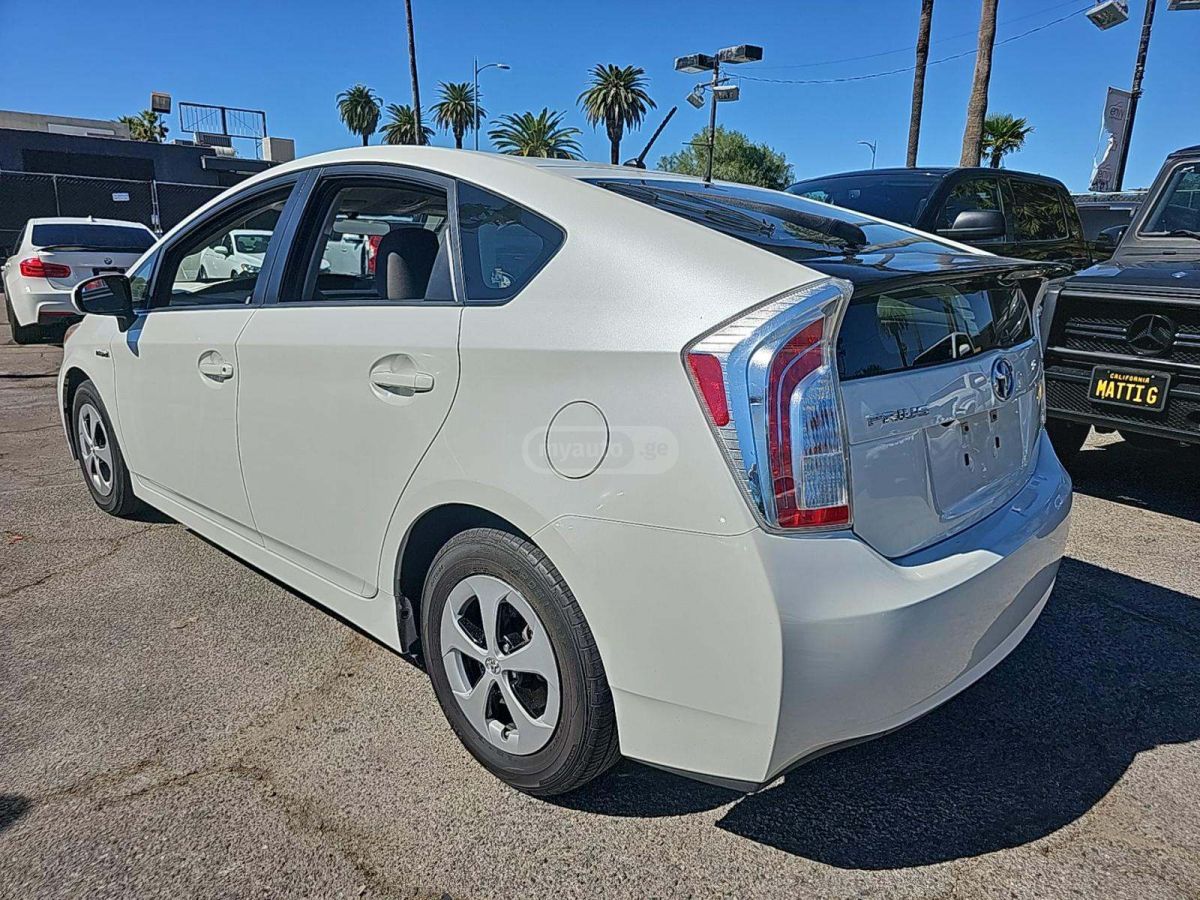 Toyota Prius 2015 — photo 2