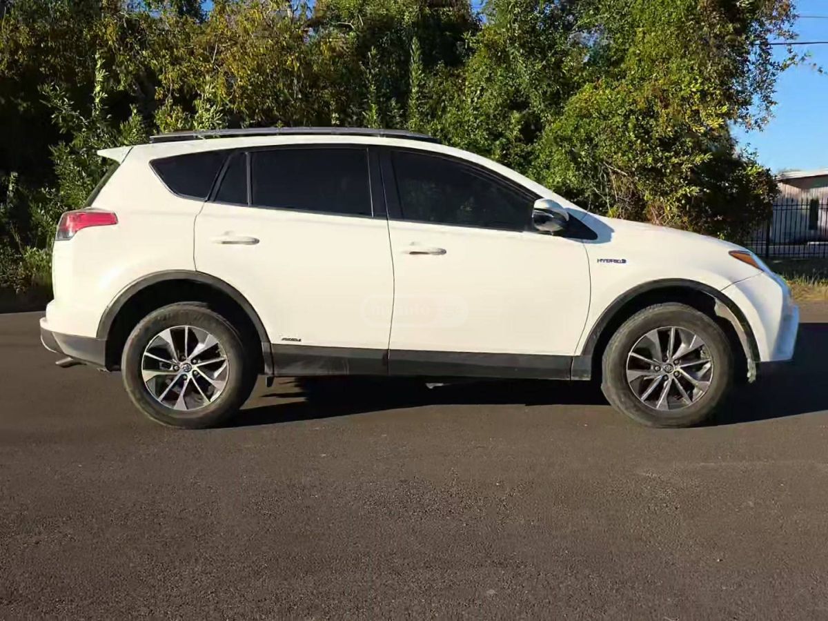Toyota RAV 4 2018 — photo 2