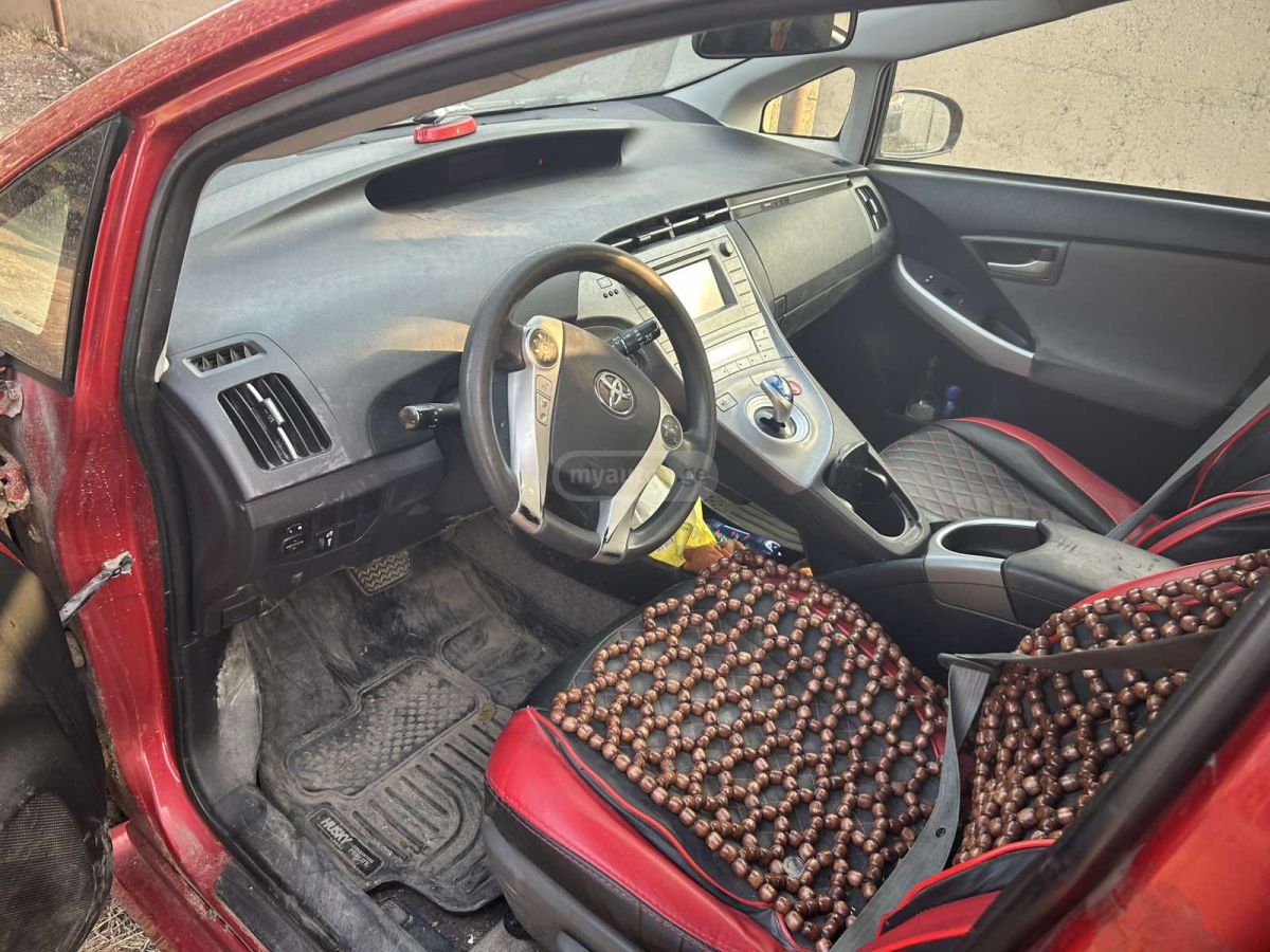 Toyota Prius 2014 — photo 2